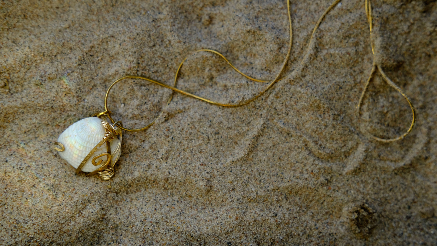 Arena y Mi Calor – Brass Wire-Wrapped Shell Necklace