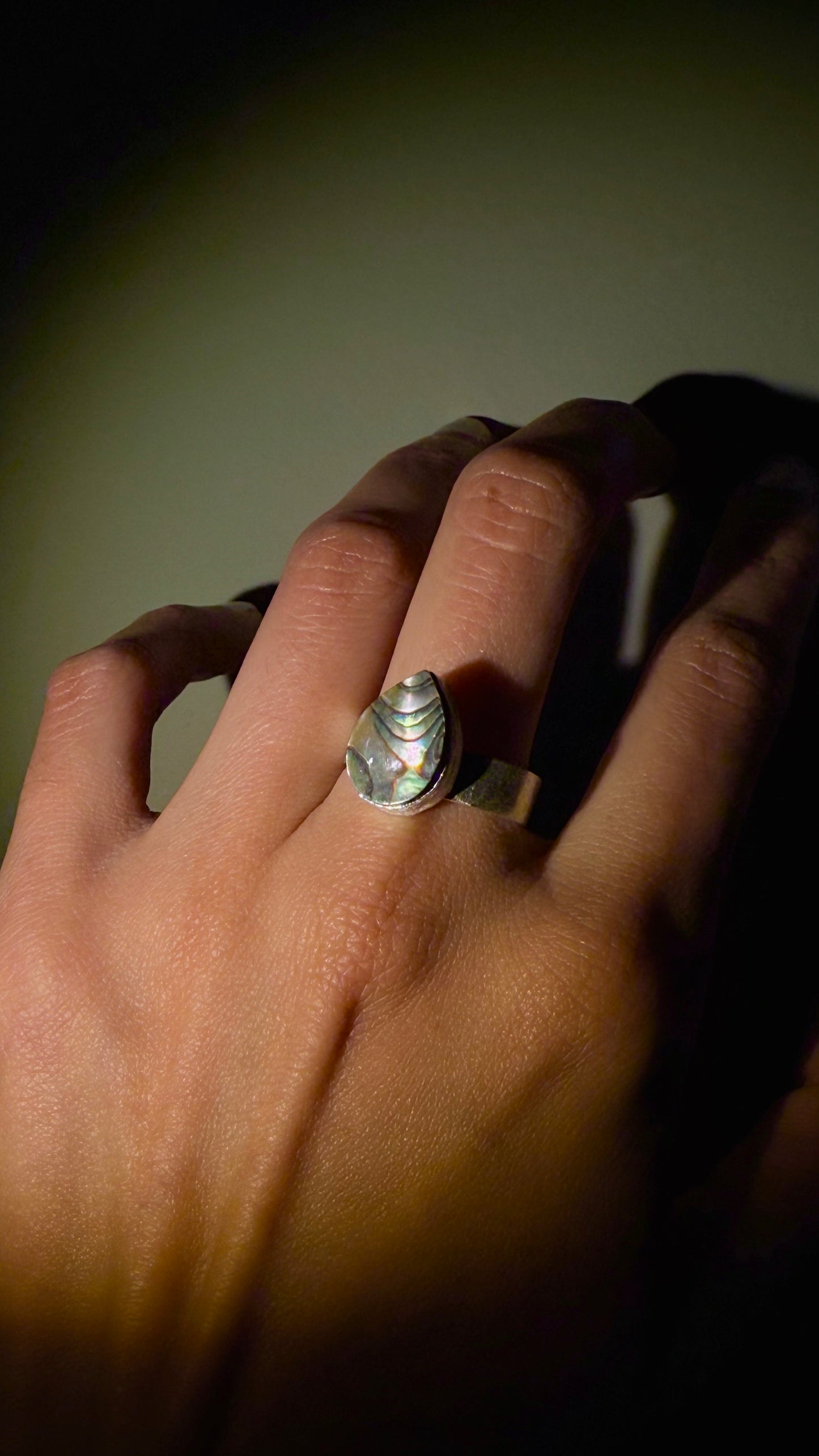 Tus Ojos y el Mar – Teardrop Abalone Ring (Unisex)