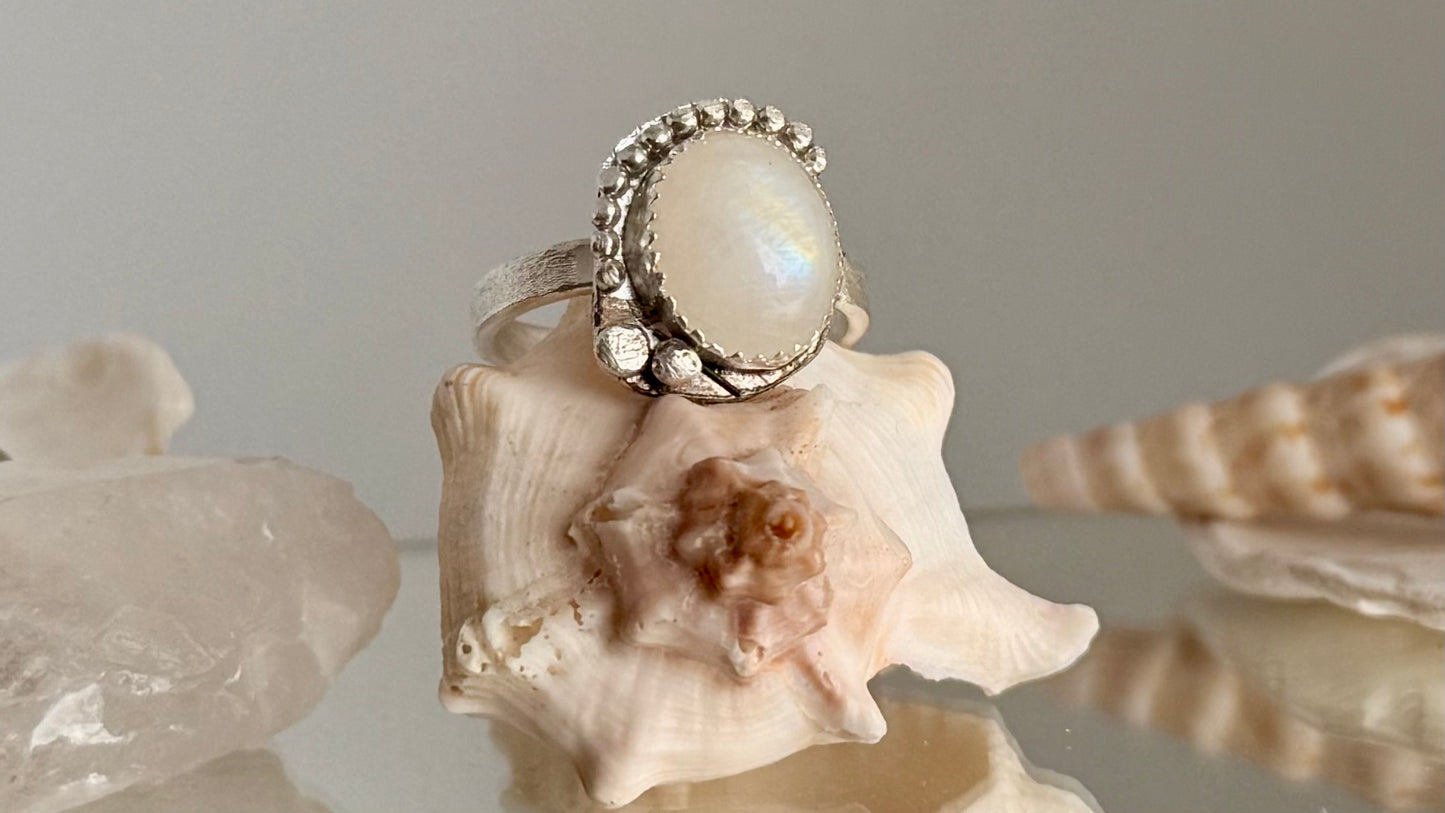 Bonita Señorita – Moonstone Ring in Sterling Silve