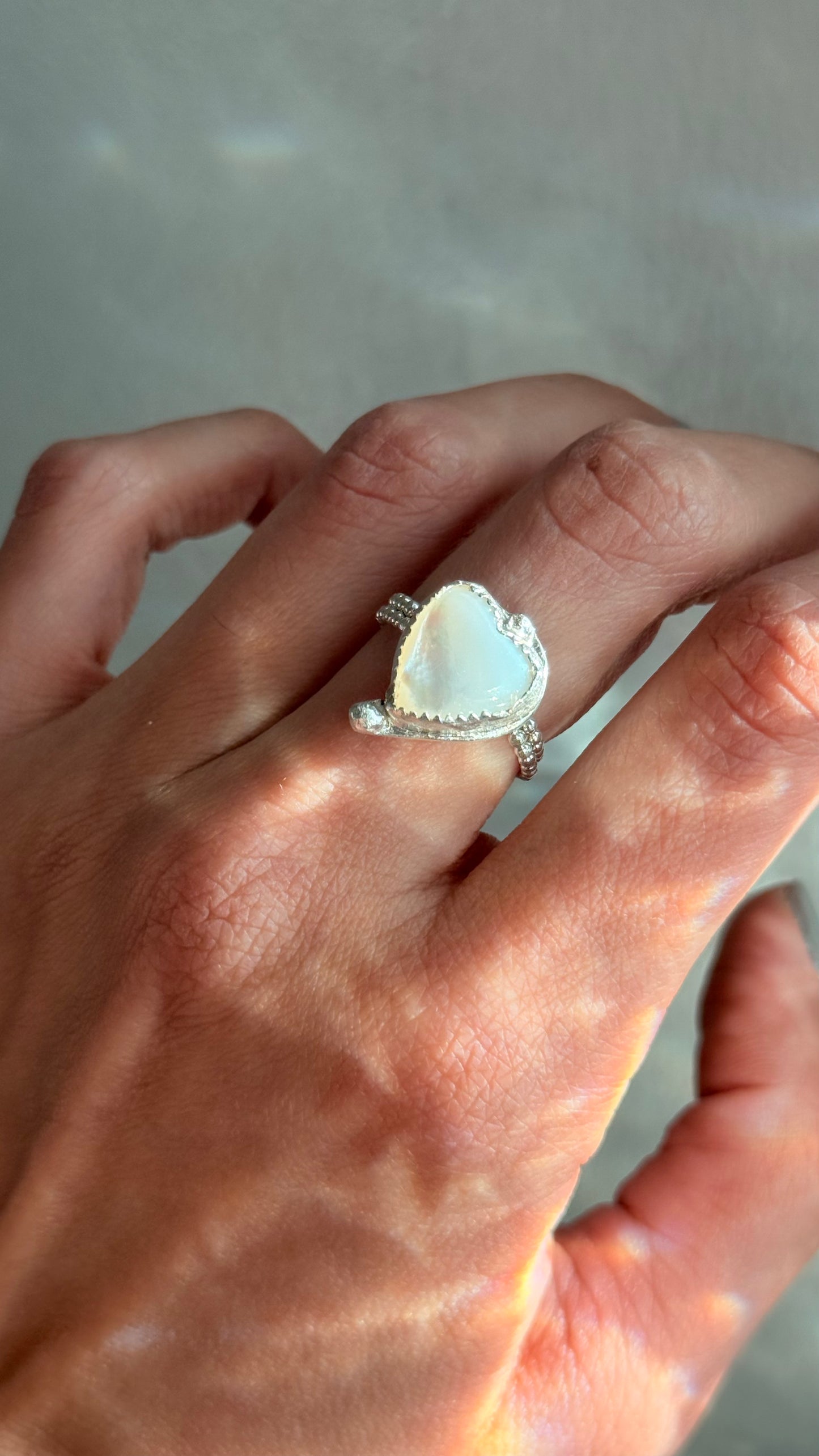 Te amo ✨Oh oh oh ouh!✨ – Mother of Pearl Heart Ring in Sterling Silver