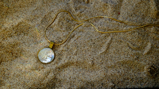Nos Vemos Mañana 🌚🌝 – Carved Mother of Pearl Moon Face Pendant Necklace